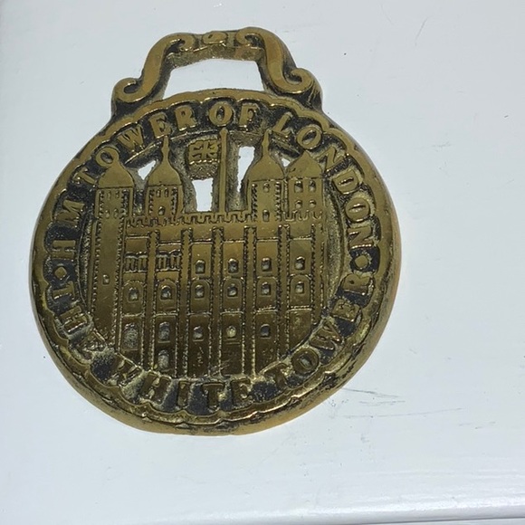 Tower of London The White Tower of London Metal Horse Medallion - Picture 2 of 5